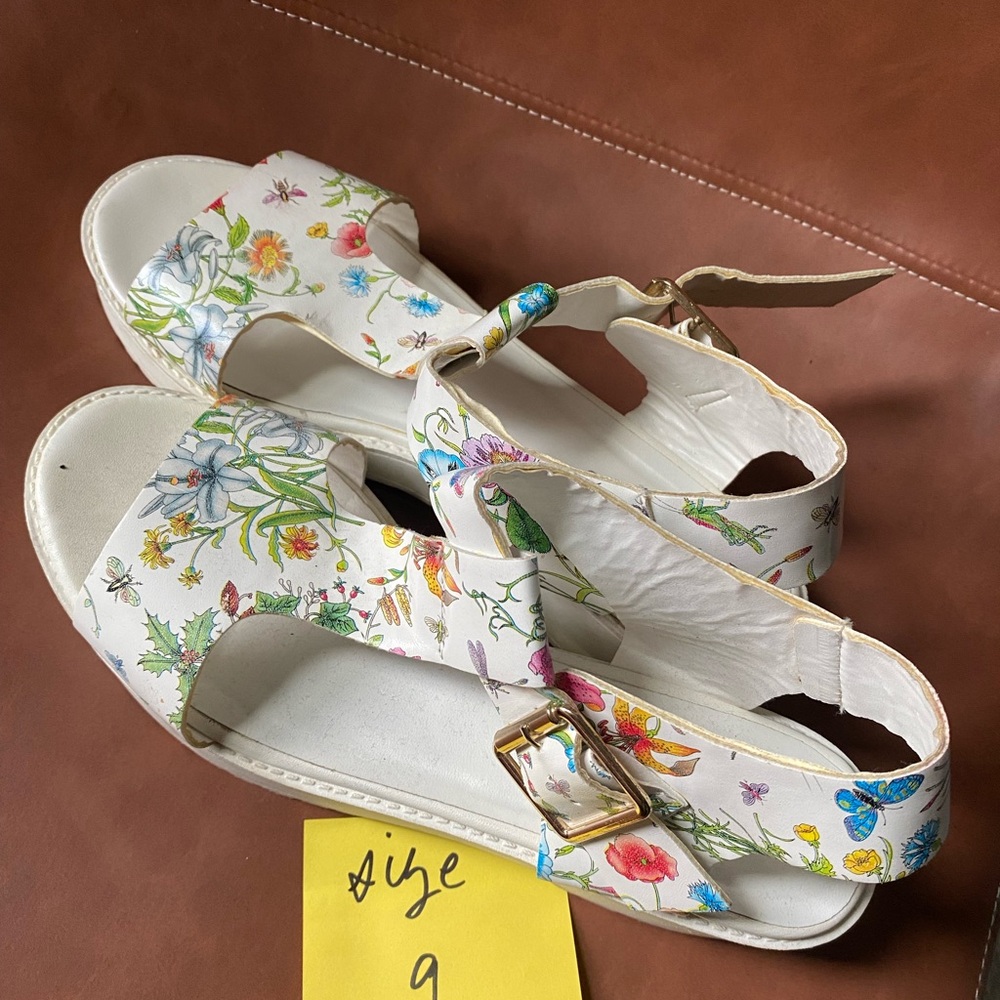 Breckelles White Floral Slingback Sandals with Gold Buckle